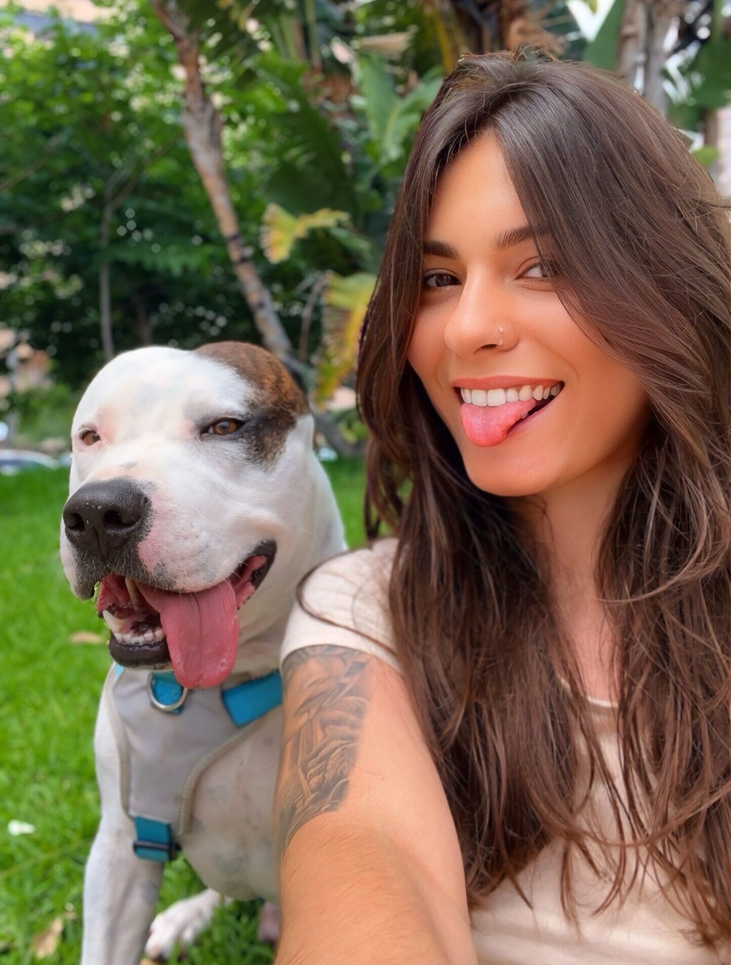 Andrea con su perro Tyler, historia personal detrás de RealNutriPet