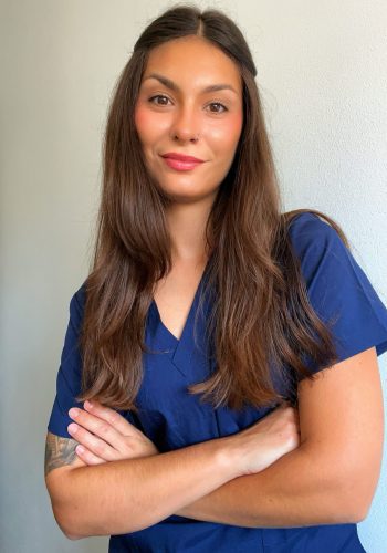 Andrea Tranca García nutricionista canina de RealNutriPet. Nutricionista especializada en alimentación natural para perros sanos y perros con patologías. Prevención de patologías. Prevención de enfermedades.